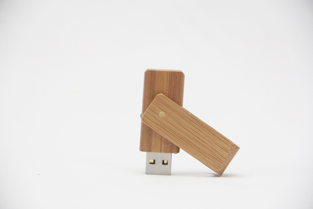 Pen Drive Giratório Em Bambu Detalhes